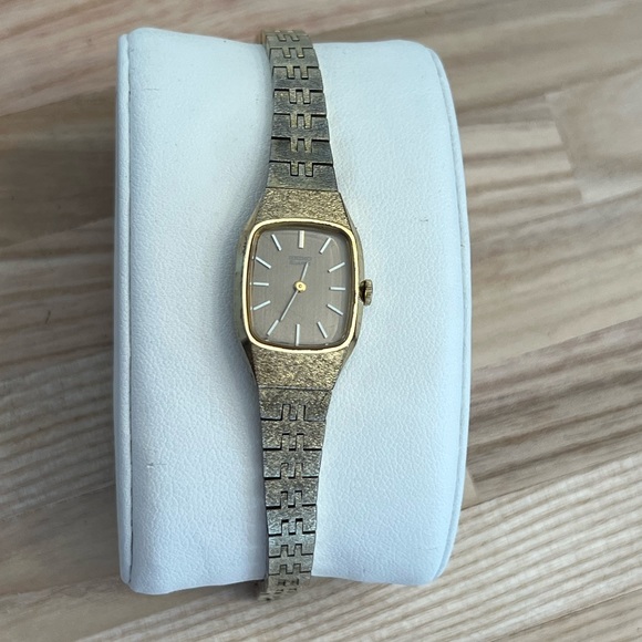 Seiko Ladies Watch Rare Vintage Quartz Gold Tone Bracelet Beige Dial White Hands - Picture 1 of 10